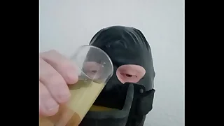 Fruity slaaf drinkt pis uit urinaal gag